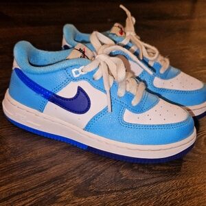 Nike Kids Dark, Light Blue & White Sneakers. 9.5c💙